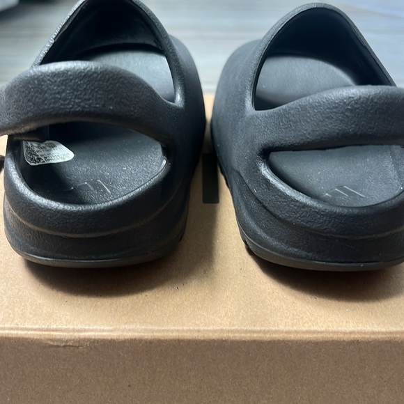 Yeezy Slide Infant color Onyx - Picture 4 of 7